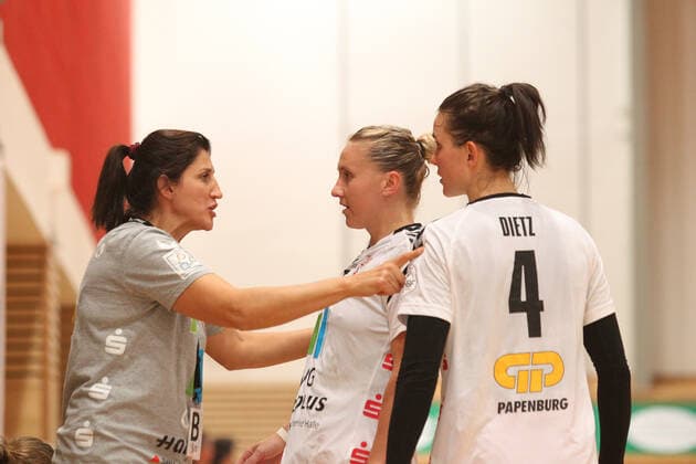 Handball, 2 HBF, HC Leipzig vs. Union Halle Neustadt, 22 09 19 Handball, 2 Bundesliga Women, HBF, Season 2019 2020, 3 Matchday HC Leipzig vs. SV Union Halle Neustadt, Wildcats on 22 09 19 in the Sporthalle Bruederstrasse Leipzig In the picture from left Trainer Tanja LOGVIN Union Halle Neustadt , Saskia LANG 5, Union Halle Neustadt , Pia DIETZ 4, Union Halle Neustadt Copyright: xBEAUTIFULxSPORTS JanxKaeferx