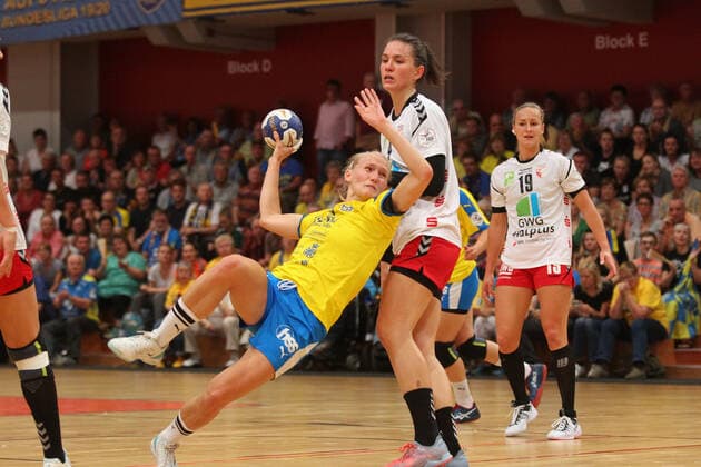 Handball, 2 HBF, HC Leipzig vs. Union Halle Neustadt, 22 09 19 Handball, 2 Bundesliga Women, HBF, Season 2019 2020, 3 Matchdays HC Leipzig vs. SV Union Halle Neustadt, Wildcats on 22 09 19 in the Sporthalle Bruederstrasse Leipzig Im Bild Jaqueline HUMMEL 35, HC Leipzig vs. Pia DIETZ 4, Union Halle Neustadt Copyright: xBEAUTIFULxSPORTS JanxKaeferx