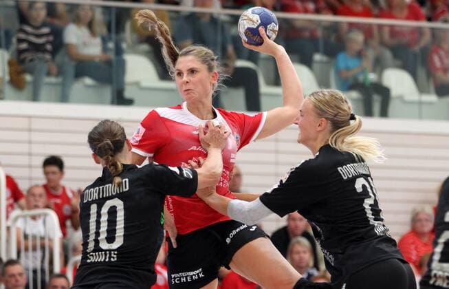 Handball 1 Bundesliga womens THC Borussia Dortmund 22 09 2019, Erfurt, Riethsporthalle, Handball 1 Bundesliga womens, season 2019 2020, Thüringer Handballclub, THC Borussia Dortmund in picture Alicia Stolle THC against Inger Smits and Kelly Dulfer Dortmund
