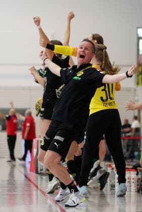 Handball 1 Bundesliga womens THC Borussia Dortmund 22 09 2019, Erfurt, Riethsporthalle, Handball 1 Bundesliga womens, season 2019 2020, Thüringer Handballclub, THC Borussia Dortmund in the picture final cheer coach Andre Fuhr Dortmund after the victory at the last minute