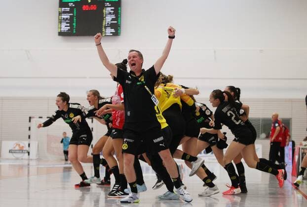 Handball 1 Bundesliga womens THC Borussia Dortmund 22 09 2019, Erfurt, Riethsporthalle, Handball 1 Bundesliga womens, season 2019 2020, Thüringer Handballclub, THC Borussia Dortmund in the picture final cheer coach Andre Fuhr Dortmund after the victory at the last minute