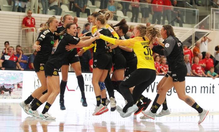 Handball 1 Bundesliga Womens THC Borussia Dortmund 22 09 2019, Erfurt, Riethsporthalle, Handball 1 Bundesliga Womens, Season 2019 2020, Thüringer Handballclub, THC Borussia Dortmund in the picture Final celebration Dortmund after the victory in the last minute