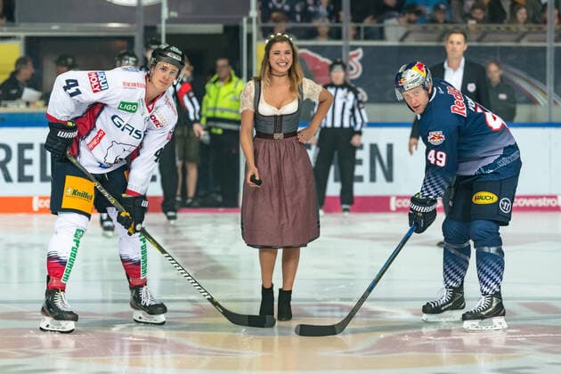 Bilder des Jahres 2019, Sport 09 September Sport Themen der Woche KW38 Sport Bilder des Tages Wiesenplaymade Stella Tiana Stegmann beim Eroeffnungsbully mit Louis-Marc Aubry (Eisbaeren Berlin) und Mark Voakes (EHC Red Bull Muenchen) im Spiel Red Bull Muenchen gegen die Eisbaeren Berlin am 22.09.2019. GER, Eishockey, Deutsche Eishockey Liga DEL, EHC Red Bull Muenchen gegen Eisbaeren Berlin, 22.09.2019, Olympiaeisstadion Muenchen Muenchen *** Wiesenplaymade Stella Tiana Stegmann at the opening bully with Louis Marc Aubry Eisbaeren Berlin and Mark Voakes EHC Red Bull Munich in the game Red Bull Munich against the Eisbaeren Berlin on 22 09 2019 GER, ice hockey, German Ice Hockey League DEL, EHC Red Bull Munich against Eisbaeren Berlin, 22 09 2019, Olympiaeisstadion Muenchen Muenchen Copyright: xEIBNER Heike_Feinerx EP_HFR