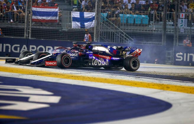 Motorsports: FIA Formula One World Championship, WM, Weltmeisterschaft 2019, Grand Prix of Singapore, 26 Daniil Kvyat (RUS, Red Bull Toro Rosso Honda), 7 Kimi Raikkonen (FIN, Alfa Romeo Racing), Singapore Singapore