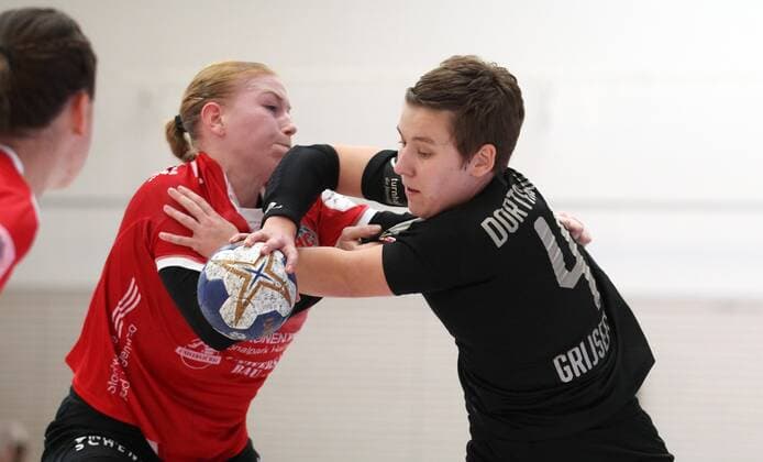 Handball 1 Bundesliga Women THC Borussia Dortmund 22 09 2019, Erfurt, Riethsporthalle, Handball 1 Bundesliga Women, Season 2019 2020, Thüringer Handballclub, THC Borussia Dortmund in picture Maike Schmelzer THC vs. Alina Grijseels Dortmund