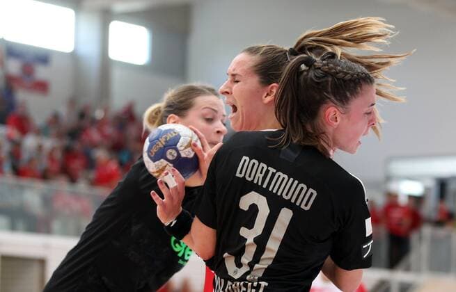 Handball 1 Bundesliga womens THC Borussia Dortmund 22 09 2019, Erfurt, Riethsporthalle, Handball 1 Bundesliga womens, season 2019 2020, Thüringer Handballclub, THC Borussia Dortmund in picture Iveta Koresova THC against Kelly Vollebregt Dortmund