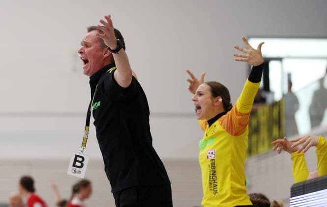 Handball 1 Bundesliga womens THC Borussia Dortmund 22 09 2019, Erfurt, Riethsporthalle, Handball 1 Bundesliga womens, season 2019 2020, Thüringer Handballclub, THC Borussia Dortmund in picture coach Andre Fuhr and goalkeeper Rinka Duijndam Dortmund react