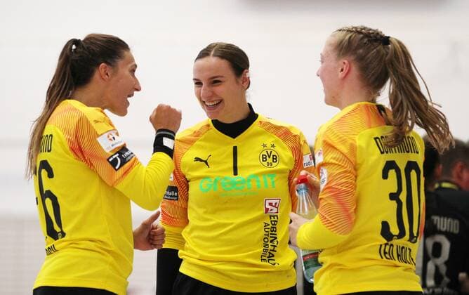 Handball 1 Bundesliga womens THC Borussia Dortmund 22 09 2019, Erfurt, Riethsporthalle, Handball 1 Bundesliga womens, season 2019 2020, Thüringer Handballclub, THC Borussia Dortmund in picture goalkeeper Isabell Roch, goalkeeper Rinka Duijndam and goalkeeper Yara ten Holte Dortmund satisfied