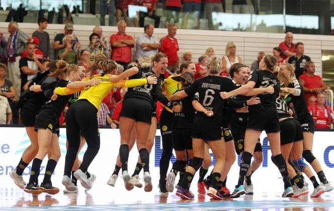 Handball 1 Bundesliga Womens THC Borussia Dortmund 22 09 2019, Erfurt, Riethsporthalle, Handball 1 Bundesliga Womens, Season 2019 2020, Thüringer Handballclub, THC Borussia Dortmund in the picture Final celebration Dortmund after the victory at the last minute