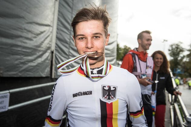 Bilder des Jahres 2019, Sport 09 September Sport Themen der Woche KW39 Sport Bilder des Tages Marco Brenner (GER) holt den dritten Platz im Einzelzeitfahren bei den Junioren bei der Strassen Rad Weltmeisterschaft in Yorkshire 2019 - Freude - Emotionen - Mimic - Gestic - Querformat - quer - horizontal - Event Veranstaltung: Strassen Rad WM Yorkshire - Einzelzeitfahren Junioren Männer - Harrogate to Harrogate 27.6 km - Ort Location: Harrogate - Region: Yorkshire - Land Country: Grossbritanien Great Britain - Datum Date: 23.09.2019 *** Marco Brenner GER wins third place in the Individual Time Trial at the Roads World Cycling Championships in Yorkshire 2019 Joy Emotions Mimic Gestic Landscape Landscape Horizontal Event Event Roads Cycling World Championships Yorkshire Individual Time Trial Juniors Men Harrogate to Harrogate 27 6 km Location Harrogate Region Yorkshire Land Country Great Britain Date 23 09 2019 Stiehl Photography