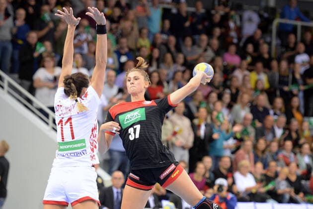 L Alicia Stolle Germany, Thueringer HC at litter Liliya Artsiukhovich Belarus, BNTU BelAZ Minsk ,GER, Germany Belarus Handball, international womens match, Woman Qualifiers EHF EURO 2020, 25 09 2019, ,GER, Germany Belarus Handball, international womens match, 25 09 2019 Coburg Copyright: xEIBNER RolandxSippelx EP_RSL