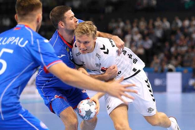 Photo Gisli Kristjansson Kiel throws against Marko Panic , blue Handball Men Champions League at Mi 25 09 2019 THW Kiel HC Meshkov Brest 31 23