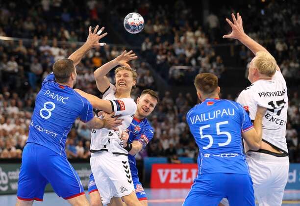 Photo Gisli Kristjansson Kiel throws against Marko Panic , blue Handball Men Champions League at Mi 25 09 2019 THW Kiel HC Meshkov Brest 31 23