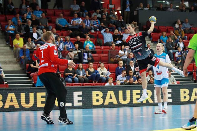 Johannes Sellin HC Erlangen against Goalkeeper Johannes Bitter TVB 1898 Stuttgart TVB 1898 Stuttgart HC Erlangen, DHB Cup, 1 8 Final on 25 09 2019 Stuttgart Copyright: xEIBNER Benjamin_Laux EP_BLU