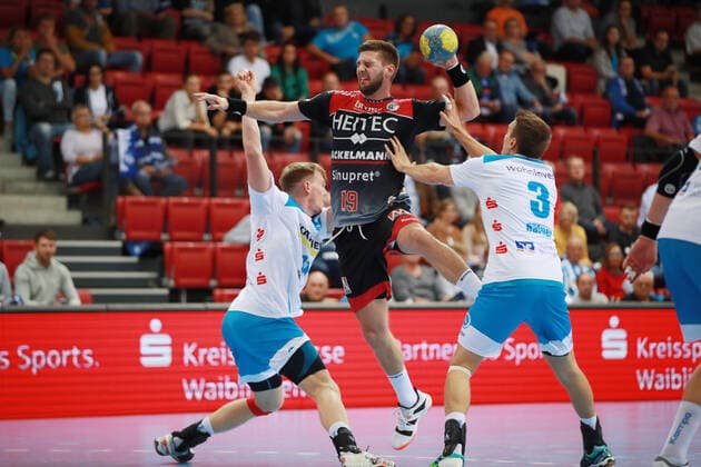 Litter attempt by Sime Ivic HC Erlangen TVB 1898 Stuttgart HC Erlangen, DHB Cup, 1 8 Final on 25 09 2019 Stuttgart Copyright: xEIBNER Benjamin_Laux EP_BLU