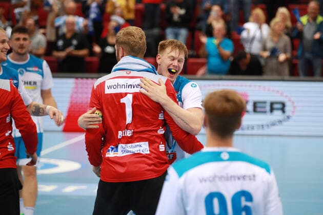 Adam Loenn TVB 1898 Stuttgart celebrates with goalkeeper Johannes Bitter TVB 1898 Stuttgart TVB 1898 Stuttgart HC Erlangen, DHB Cup, 1 8 Final on 25 09 2019 Stuttgart Copyright: xEIBNER Benjamin_Laux EP_BLU