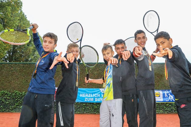 1 place boys Otto Hanh high school Ludwigsburg Baden Württemberg, award ceremony, youth trained for Olympia autumn final 2019, tennis, Berlin, 25 09 2019,
