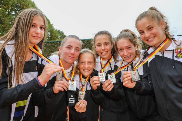 2nd place girl Staatl Heinrich Heine Gymnasium Kaiserslautern Rheinland Pfalz, award ceremony, youth trained for Olympic Autumn Final 2019, Tennis, Berlin, 25 09 2019,