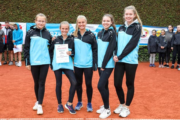 12th place girl Heinrich Mann Gymnasium Erfurt Thuringia, award ceremony, youth trained for Olympia Autumn Final 2019, Tennis, Berlin, 25 09 2019,