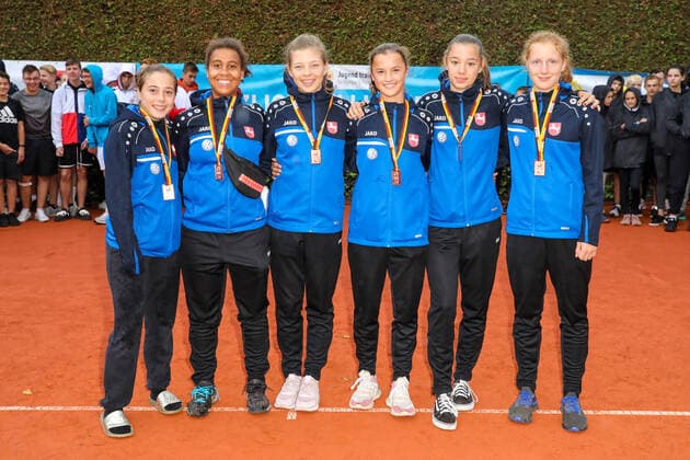3rd place girl Carl Friedrich Gauss School Hemmingen Lower Saxony, award ceremony, youth trained for Olympic Autumn Final 2019, Tennis, Berlin, 25 09 2019,
