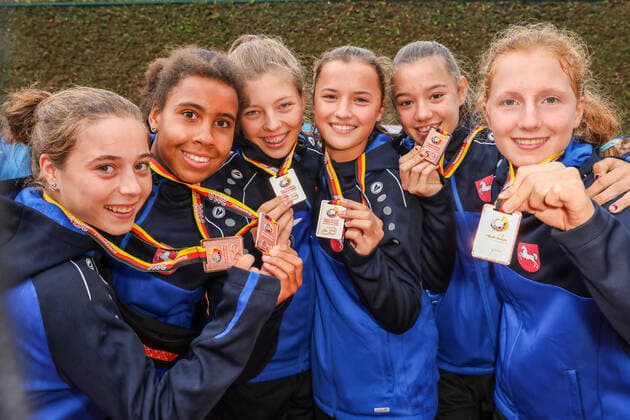 3rd place girl Carl Friedrich Gauss School Hemmingen Lower Saxony, award ceremony, youth trained for Olympic Autumn Final 2019, Tennis, Berlin, 25 09 2019,