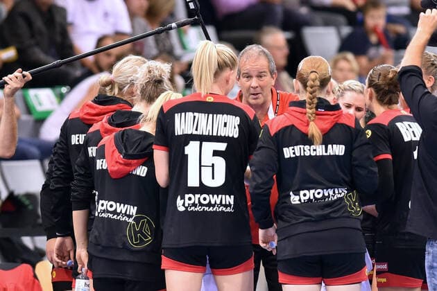 Henk Groener national coach, head coach, coach women handball national team in a time-out, GER, Germany Belarus, Belarus handball, womens international, Woman Qualifiers EHF EURO 2020, 25 09 2019, ,GER, Germany Belarus handball, womens international, 25 09 2019 Coburg Copyright: xEIBNER RolandxSippelx EP_RSL