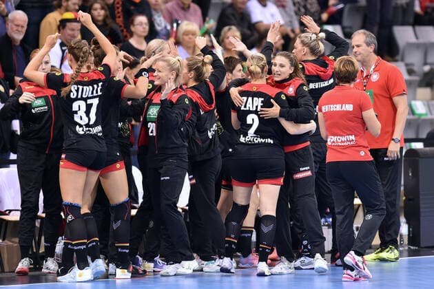 Team and Henk Groener national coach, head coach, coach women handball national team R before the match Antje Lauenroth Germany, SG BBM Bietigheim M ,GER, Germany Belarus, Belarus handball, womens international, Woman Qualifiers EHF EURO 2020, 25 09 2019, ,GER, Germany Belarus handball, womens international, 25 09 2019 Coburg Copyright: xEIBNER RolandxSippelx EP_RSL