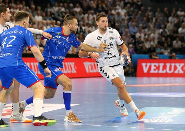 Photo on ball Harald Reinkind Kiel vs. William Accambray , left Handball Men Champions League on Mi 25 09 2019 THW Kiel HC Meshkov Brest 31 23