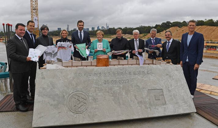 Bilder des Jahres 2019, Sport 09 September Sport Themen der Woche KW39 Sport Bilder des Tages 26.09.2019, xjhx, Fussball DFB-Akademie, Grundsteinlegung neue DFB-Zentrale und Akademie in Frankfurt am Main emspor, v.l. Peter Matheo (Bauunternehmen),, Team Manager Oliver Bierhoff (Deutsche Fussball Nationalmannschaft DFB), Grundsteinlegung Trainer Joachim JOGI Loew (Deutsche Fussball Nationalmannschaft DFB), Trainerin Martina Voss-Tecklenburg (Deutsche Fussball Nationalmanschaft Damen), Dr. Friedrich Curtius (Generalsekräter, Deutsche Fussball Bund), Bundeskanzlerin Angela Merkel, Vize Praesident Dr. Rainer Koch (Deutsche Fussball Bund DFB, Amateure, Recht und Satzungsfragen), Dr. Reinhard Rauball (Praesident Ligaverband DFL), Oberbürgermeister der Stadt Frankfurt am Main Peter Feldmann (SPD), Gerhard Wittfeld (Architekt) (DFL DFB REGULATIONS PROHIBIT ANY USE OF PHOTOGRAPHS as IMAGE SEQUENCES and or QUASI-VIDEO) Frankfurt am Main *** 26 09 2019, xjhx, Soccer DFB Academy, laying of the foundation stone of the new DFB headquarters and academy in Frankfurt am Main emspor, v l Peter Matheo Bauunternehmen ,, Team Manager Oliver Bierhoff Deutsche Fussball Nationalmannschaft DFB , laying of the foundation stone of coach Joachim JOGI Loew Deutsche Fussball Nationalmannschaft DFB , coach Martina Voss Tecklenburg Deutsche Fussball Nationalmanschaft Damen , Dr Friedrich Curtius Generalsekräter, German Football Association , Federal Chancellor Angela Merkel, Vice President Dr Rainer Koch German Football Association DFB, Amateurs, Law and Statutes , Dr Reinhard Rauball President League Association DFL , Lord Mayor of the City of Frankfurt Peter Feldmann SPD , Gerhard Wittfeld Architect DFL DFB REGULATIONS PROHIBIT ANY USE OF PHOTOGRAPHS as IMAGE SEQUENCES and or QUASI VIDEO Frankfurt am Main