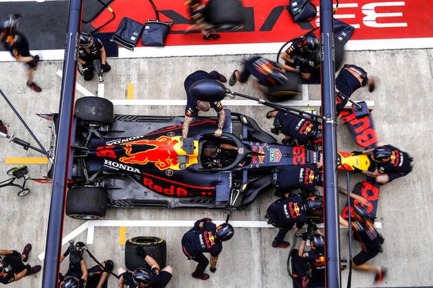 Motorsports: FIA Formula One World Championship, WM, Weltmeisterschaft 2019, Grand Prix of Russia, Mechanic of Aston Martin Red Bull Racing during pit stop practice Sochi Russia