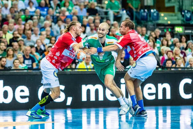 Bilder des Jahres 2019, Sport 09 September Sport Themen der Woche KW39 Sport Bilder des Tages (vlr) Fabian Gutbrod ( 22 Bergischer HC 06), Maximilian Janke ( 13 SC DHFK Leipzig), Max Darj ( 5 Bergischer HC 06) waehrend der Saison 2019-2010 in der 1. Handball Bundesliga (Herren) zwischen SC DHfK Leipzig und Löwen Bergischer HC 06 in der Arena Leipzig am 26. September 2019 in Leipzig, Sachsen, Deutschland *** vlr Fabian Gutbrod 22 Bergischer HC 06 , Maximilian Janke 13 SC DHFK Leipzig , Max Darj 5 Bergischer HC 06 during the season 2019 2010 in the 1 Handball Bundesliga Men between SC DHfK Leipzig and Löwen Bergischer HC 06 in the Arena Leipzig on 26 September 2019 in Leipzig, Saxony, Germany