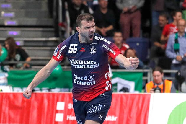 26 09 2019, TUI Arena, Hannover, league game, 1 Bundesliga, TSV Hannover Burgdorf vs SG Flensburg Handewitt, Michal Jurecki 55 in picture, Flensburg cheers after his goal TSV Hannover Burgdorf vs SG Flensburg Handewitt