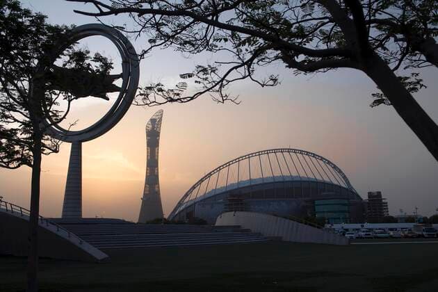 Das Khalifa International Stadion, das Torch Hotel und der Fire Tower, in der Aspire Zone, Doha Sports City, Abendstimmung, am 26.09.2019 Leichtathletik Weltmeisterschaft 2019 in Doha Katar, vom 27.09. - 10.10.2019. Â *** The Khalifa International Stadium, the Torch Hotel and the Fire Tower, in the Aspire Zone, Doha Sports City, evening atmosphere, on 26 09 2019 Athletics World Championship 2019 in Doha Qatar, from 27 09 10 10 2019 Â