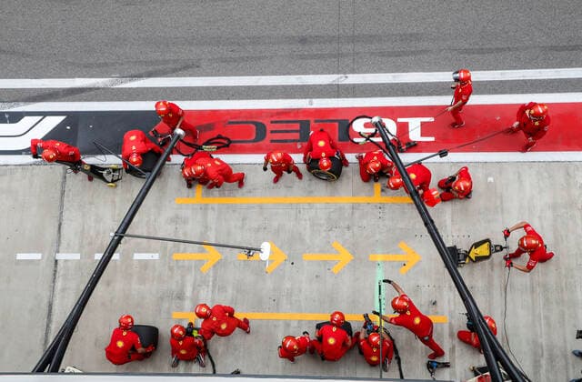 Motorsports: FIA Formula One World Championship, WM, Weltmeisterschaft 2019, Grand Prix of Russia, Mechanic of Scuderia Ferrari Mission Winnow Sochi Russia