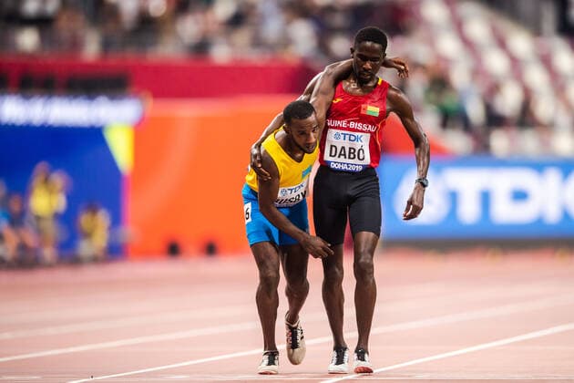 Bilder des Jahres 2019, Sport 09 September Sport Themen der Woche KW39 190927 Braima Suncar Daibo helps Jonathan Busby during the men?s 5000 meter qualification during day 1 of the IAAF World Athletics Championships on September 27, 2019 in Doha. Photo: Joel Marklund BILDBYRAN kod JM 88031 bbeng athletics track & field friidrott friidrett iaaf world athletics championships athletics World Championship, WM, Weltmeisterschaft vm friidrotts-vm friidretts-vm *** 190927 Braima Suncar Daibo helps Jonathan Busby during the men?s 5000 meter qualification during day 1 of the IAAF World Athletics Championships on September 27, 2019 in Doha Photo Joel Marklund BILDBYRAN kod JM 88031 bbeng athletics track field friidrott friidrett iaaf world athletics championships athletics world championship vm friidrotts vm friidretts vm,  Copyright: JOELxMARKLUND BB190927JM150