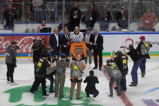 Kölner Haie Grizzlys Wolfsburg ice hockey DEL season 2019 2020 Lanxess Arena Cologne Germany date 27 09 2019 1 000 game Sebastian Furchner Wolfsburg