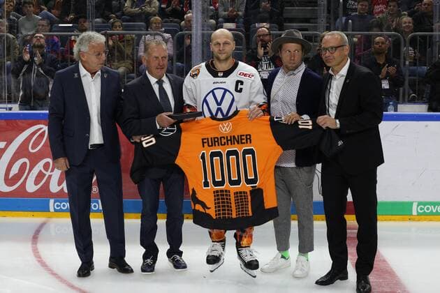 Ice Hockey DEL 5 Matchday Kölner Haie Grizzlys Wolfsburg on 27 09 2019 in the Lanxess Arena in Cologne Honour for the 1000 DEL game of Sebastian Furchner Wolfsburg vlnr Charlie Fliegauf, Hans Zach, Sebastian Furchner, Patrick Köppchen, Mirko Lüdemann According to the specifications of the DEL German Ice Hockey League, the publication and further use of the recordings in electronic media and terminal devices of any kind during the current game is not permitted xDMx