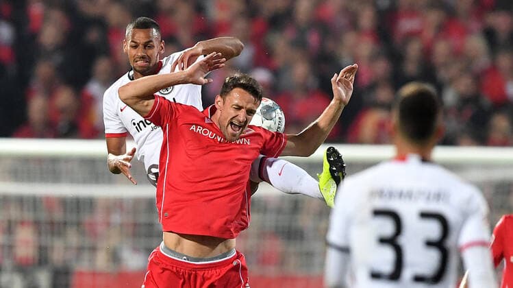 Christian Gentner Union , in the header duel with Djibril Sow Frankfurt , 1 FC Union Berlin Eintracht Frankfurt 1 Bundesliga 2019 2020, Season 2019 2020, Football, Soccer, DFL, soccer, Men, Germany, Germany, Berlin, 27 9 2019 Stadion Alte Foersterei DFL REGULATIONS PROHIBIT ANY USE OF PHOTOGRAPHS AS IMAGE SEQUENCES AND OR QUASI VIDEO