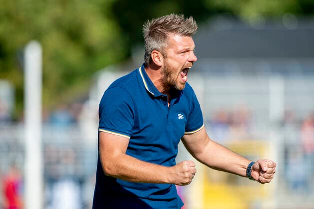 FOOTBALL 3 LIGA FC CARL ZEISS JENA GEGEN MSV DUISBURG 28 09 2019 Jena coach Lukas Kwasniok FC Carl Zeiss Jena in the 3 League match of FC Carl Zeiss Jena against MSV Duisburg on 28 September 2019 at the Ernst Abbe Sportfeld in Jena According to the rules of the DFL German Football League it is prohibited, to use or have used photographs taken in the stadium and or the match in the form of sequence images and or video-like photo sequences DFL regulations prohibit any use of photographs as image sequences and or quasi video