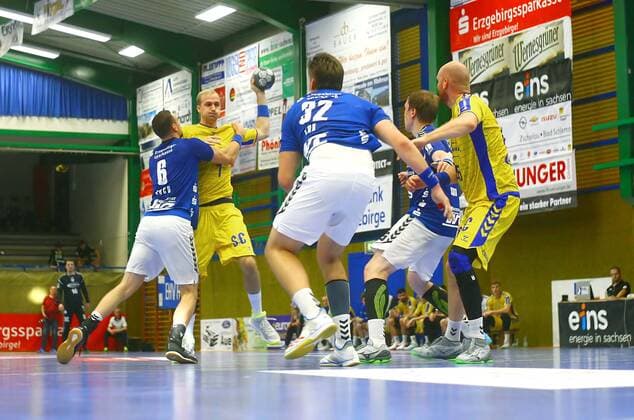 Florian Baumgärtner Gummersbach in attack further from left Kevin Roch Aue , Kevin Lux Aue , Petr Slachta Aue and Alexander Becker Gummersbach Handball 2 Liga 2019 20 EHV Aue VfL Gummersbach at 28 9 2019 EHV Aue VfL Gummersbach