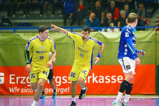 In jubilation Janko Bozovic Gummersbach , left Alexander Hermann Gummersbach , right Petr Slachta Aue Handball 2 Liga 2019 20 EHV Aue VfL Gummersbach am 28 9 2019 EHV Aue VfL Gummersbach