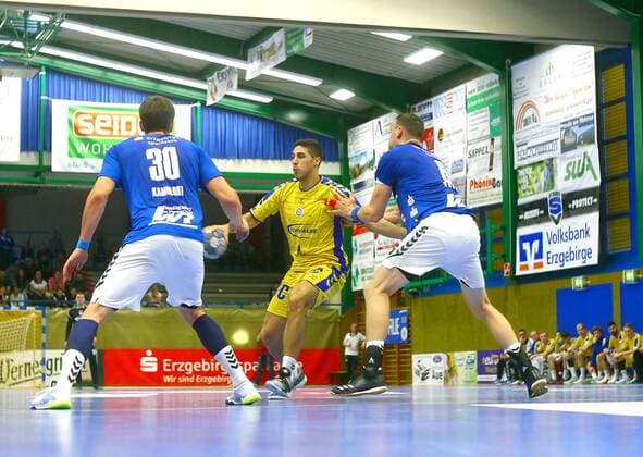 Tobias Schröter Gummersbach looking for the gap between Adrian Kammlodt Aue and Kevin Roch Aue Handball 2 League 2019 20 EHV Aue VfL Gummersbach am 28 9 2019 EHV Aue VfL Gummersbach