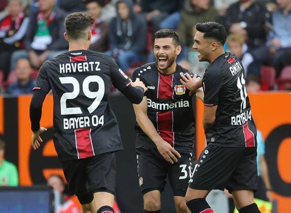 Bilder des Jahres 2019, Sport 09 September Sport Themen der Woche KW39 Sport Bilder des Tages Torjubel nach dem 2:0 durch Kevin Volland (Bayer 04 Leverkusen, Mitte), mit Kai Havertz (Bayer 04 Leverkusen) und Nadiem Amiri Thelin (Bayer 04 Leverkusen); FC Augsburg vs. Bayer Leverkusen; DFL REGULATIONS PROHIBIT ANY USE OF PHOTOGRAPHS AS IMAGE SEQUENCES AND OR QUASI-VIDEO. *** Goal celebration after the 2-0 by Kevin Volland Bayer 04 Leverkusen, middle , with Kai Havertz Bayer 04 Leverkusen and Nadiem Amiri Thelin Bayer 04 Leverkusen FC Augsburg vs. Bayer Leverkusen DFL REGULATIONS PROHIBIT ANY USE OF PHOTOGRAPHS AS IMAGE SEQUENCES AND OR QUASI VIDEO
