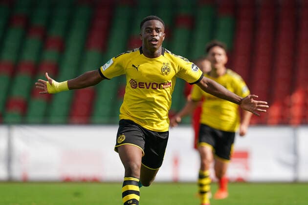 Torjubel zum 3:2 in der Nachspielzeit durch Youssoufa Moukoko ( Borussia Dortmund ), Fussball - A-Junioren Bundesliga - Saison 2019 2020 - Rot-Weiß Oberhausen vs. Borussia Dortmund, Oberhausen, Stadion Niederrhein, 28.09.2019, DFB regulations prohibit any use of photographs as image sequences and or quasi-video Oberhausen Stadion Niederrhein Nordrhein-Westfalen Deutschland *** Goal celebration for the 3 2 in injury time by Youssoufa Moukoko Borussia Dortmund , Football A Juniors Bundesliga Season 2019 2020 Red White Oberhausen vs. Borussia Dortmund, Oberhausen, Stadion Niederrhein, 28 09 2019, DFB regulations prohibit any use of photographs as image sequences and or quasi video Oberhausen Stadion Niederrhein Nordrhein Westfalen Germany