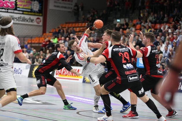 Lucas Schneider TuS Ferndorf 11 v v l Jens Bechtloff TuS N Luebbecke 8 , Patryk Walczak TuS N Luebbecke 7 , Marian Orlowski TuS N Luebbecke 29 , Moritz Schade TuS N Luebbecke 25 GER, Handball, 2 Bundesliga, TuS N Luebbecke v TuS Ferndorf, 28 09 2019 Luebbecke Copyright: xEIBNER JanxStrohdiekx EP_JSK