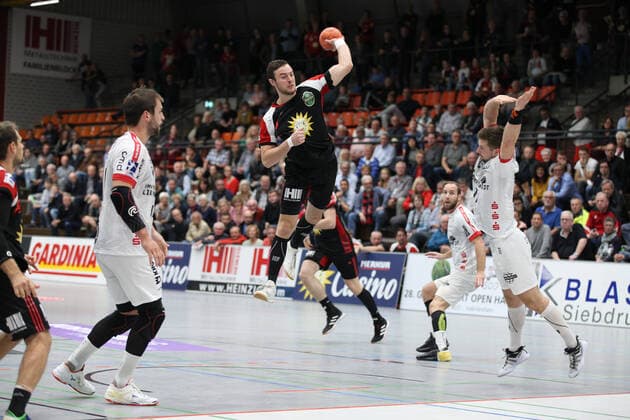 Jo Gerrit Genz TuS N Luebbecke 5 against Jonas Faulenbach TuS Ferndorf 5 left and Lucas Schneider TuS Ferndorf 11 right GER, Handball, 2 Bundesliga, TuS N Luebbecke against TuS Ferndorf, 28 09 2019 Luebbecke Copyright: xEIBNER JanxStrohdiekx EP_JSK