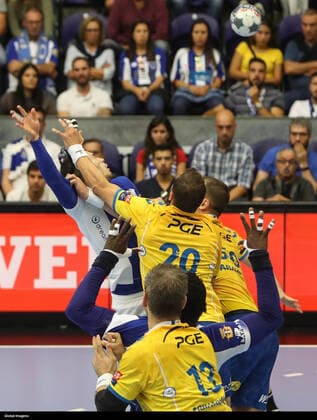 EHF Champions League: Porto vs Kielce, Porto, 09 28 2019 - Futebol Clube do Porto received this afternoon the PGE Vive Klece at Dragão Arena, in a match counting for the matchday 3 of the EHL Champions League 2019 20 group stage. Rui Silva and Jurkiewicz (Ivan Del Val Global Images Sipa USA) NO ARCHIVING, EDITORIAL USE ONLY, NO USE IN BOOKS WITHOUT CONSENT NA Portugal  Copyright: xGlobalxMediaxGroupx 20190929001422908222