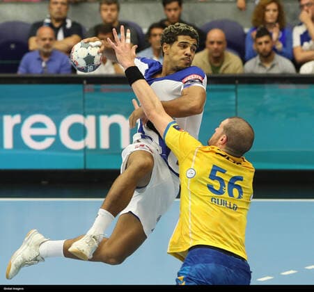EHF Champions League: Porto vs Kielce, Porto, 09 28 2019 - Futebol Clube do Porto received this afternoon the PGE Vive Klece at Dragão Arena, in a match counting for the matchday 3 of the EHL Champions League 2019 20 group stage. Andre Gomes and Guillo (Ivan Del Val Global Images Sipa USA) NO ARCHIVING, EDITORIAL USE ONLY, NO USE IN BOOKS WITHOUT CONSENT NA Portugal  Copyright: xGlobalxMediaxGroupx 20190929001422908989