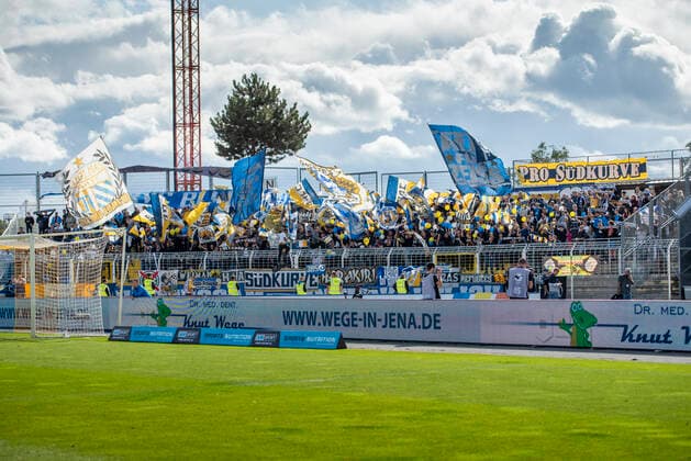 FOOTBALL 3 LIGA FC CARL ZEISS JENA GEGEN MSV DUISBURG 28 09 2019 Jena The fans of FC Carl Zeiss Jena Südkurve in the 3 League game of FC Carl Zeiss Jena against MSV Duisburg on 28 September 2019 at the Ernst Abbe Sportfeld in Jena According to the rules of the DFL German Football League it is prohibited, to use or have used photographs taken in the stadium and or the match in the form of sequence images and or video-like photo sequences DFL regulations prohibit any use of photographs as image sequences and or quasi video