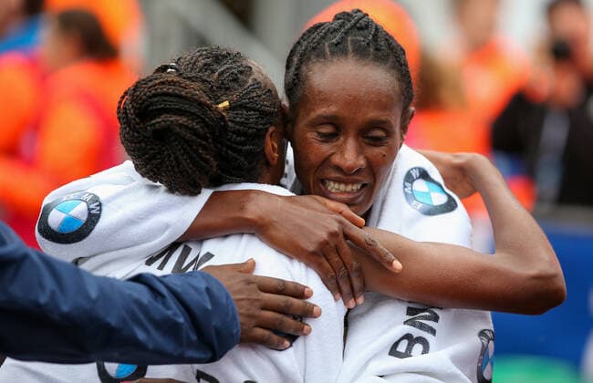 Winner Ashete Bekere ETH embraces runner-up Mare Dibaba ETH l at the BMW Berlin Marathon 2019 on Straße des 17 Juni in Berlin on 29 09 19 BMW Berlin Marathon 2019